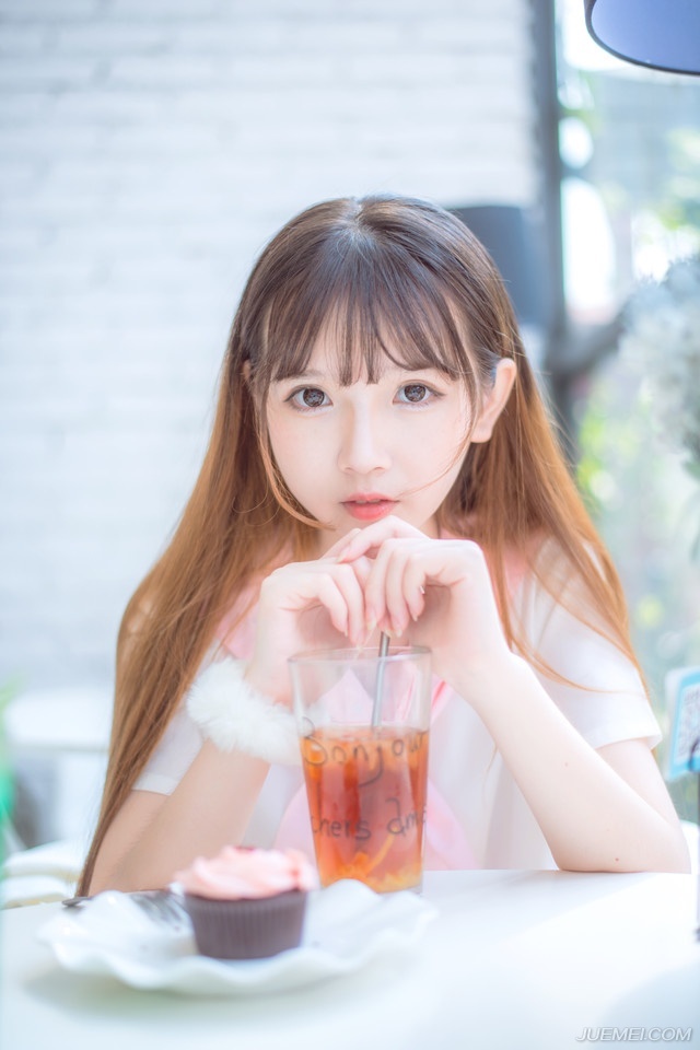 而原本魏延以为，这一路之上关卡重重，至少也能对庞统进行一些迟滞，可以让自己率领大军与庞统汇合，但结果依旧让他失望，从阆中一直行军到绵竹关，所有路过的城池，都已经换上了吕布的旗号，让魏延生出一股在自家领地行军的错觉。
